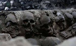 Altar de crânios asteca é descoberto por arqueólogos na Cidade do México