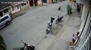 Moto a toda velocidad y sin conductor provocó susto tras accidente