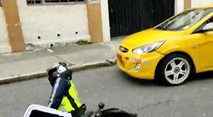 Filtran nuevo video del taxista y el agente de tránsito en Quito que se fueron a los golpes