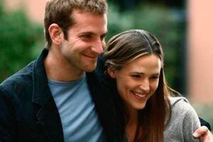 Bradley Cooper y Jennifer Garner son captados felices en la playa y hay rumores de romance