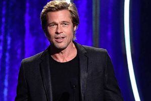 Brad Pitt enloquece a la audiencia durante su participación en una ceremonia de premios ¡Luce mejor que nunca!