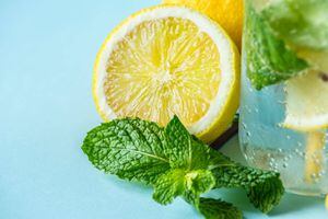 Los 12 sorprendentes beneficios que obtienes de tomar agua con limón