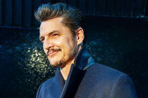 “Sin corbata como Boric y los lentes de Allende”: Look de Pedro Pascal que la rompió en los Oscar 2023