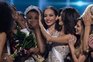 Miss Universo 2019 seca sus lágrimas con billetes y las redes explotan en su contra