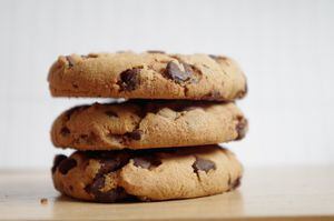 Receita de cookies de chocolate para fazer em casa facilmente; em poucos passos