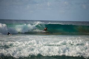 Escola leva surfe a pessoas com deficiência no litoral paulista