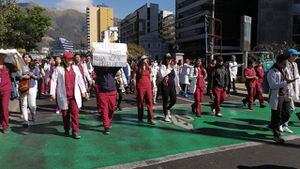 Los internos rotativos y estudiantes de medicina bloquean vías en Quito