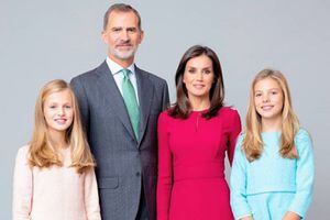 La princesa Leonor reaparece con un look más maduro luciendo un vestido midi de Zara