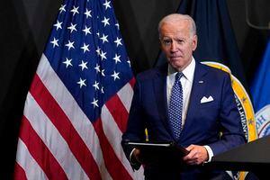 Biden considera hacer obligatoria la vacunación para empleados federales