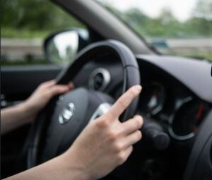 Mujer arrienda automóvil y realiza macabro hallazgo tras sentir un extraño olor