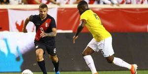 "Aplicado, solidario, fisicamente impecable": En Perú destacaron el debut de Gabriel Costa en la selección
