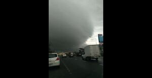 VÍDEO: em uma ‘espécie de fenômeno’, registro mostra como forte tempestade se estende rapidamente e deixa cidade totalmente coberta