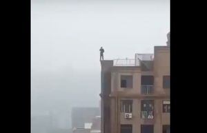 El crudo registro busca terminar con la peligrosa tendencia: hombre resbaló de lo alto de un edificio India para tener la selfie perfecta