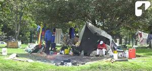 Venezolanos varados en Bogotá instalaron cambuches en la Av. Américas; exigen ayudas
