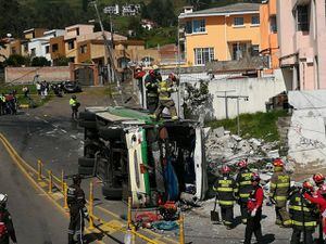 Autoridades revelan detalles de la licencia, matrícula y revisión vehicular del bus accidentado en Conocoto