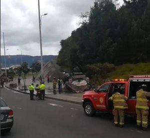 (VIDEO) Camión cisterna se volcó, derramando Acmp en vía del noroccidente de Bogotá