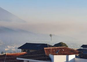 15 de enero: Quito amaneció con humo y olor a quemado por incendio en cerro Casitagua