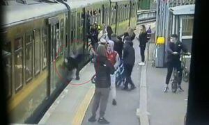 ¡Repudiable! Jóvenes acosan a chicas en estación de tren en Dublín y hacen caer a una de ellas a las vías