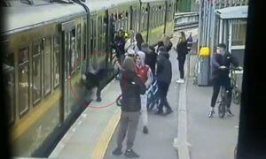 ¡Repudiable! Jóvenes acosan a chicas en estación de tren en Dublín y hacen caer a una de ellas a las vías