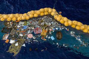 Barco está recogiendo los desechos que dan forma a la gigantesca "isla de plástico" del Pacífico