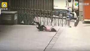 Video. Guardia muere al intentar salvar a una mujer suicida