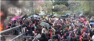 Enfrentamientos entre manifestantes y ciudadanos en la Gobernación del Azuay