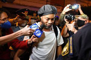 Comisario revela detalles de la estadía de Ronaldinho en la cárcel de Paraguay