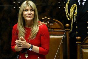 Lluvia de memes por Ximena Rincón: criticó borrador de nueva Constitución con mapa fragmentado de su portada