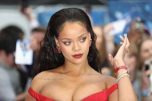Rihanna presume sus estrías en la lencería para novias más sensual