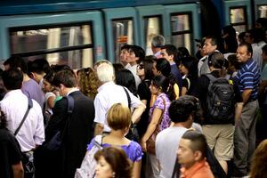 Levantarse a las 5.00, llegar a las 23.30: la fórmula inhumana para que las comunas periféricas se sumen al "método Fontaine" y viajen en la tarifa baja del Metro