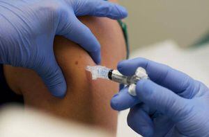 Vacuna contra el COVID-19 desarrollada en Oxford costaría entre 3 y 4 dólares cada dosis