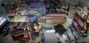 Video registra ataque violento de pareja de asaltantes a una panadería en Quito; Una mujer se resistió al robo