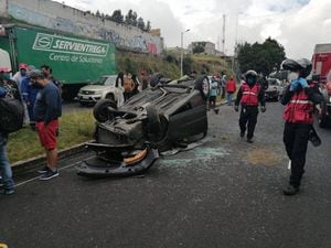 Quito: Accidente en la Simón Bolívar provoca cierre vial