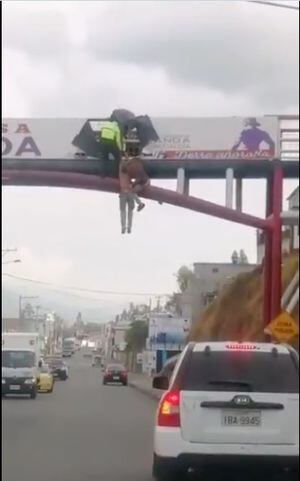 Video: miembros de la Policía Nacional salvaron a un hombre que intentó lanzarse de un puente