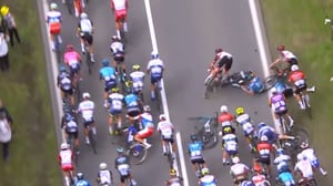 Vídeo impactante registra momento em que fã provoca queda múltipla de ciclistas no Tour de France