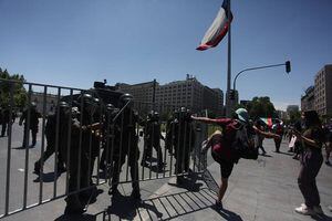 Reprimidos y dispersados por FFEE: manifestantes se enfrentan con Carabineros afuera de La Moneda tras anuncio de nuevo gabinete