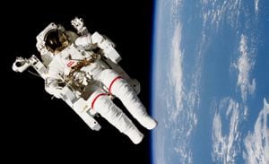Incidente en la ISS: Astronautas volvieron de su caminata espacial sin su bolsa de herramientas