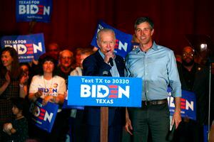 Joe Biden intenta frenar auge de Bernie Sanders en el Supermartes