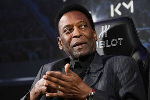 El astro brasileño Pelé, hospitalizado en París