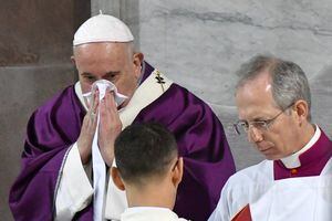 Preocupa salud del papa Francisco: surgen rumores sobre contagio de coronavirus