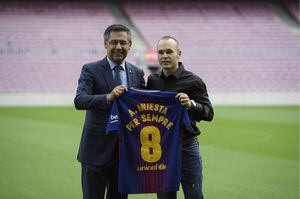 Andrés Iniesta renueva de por vida y se convierte en leyenda en el Barcelona
