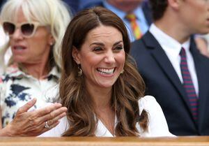 Kate Middleton de bermuda e tênis prova que é uma mãe estilosa