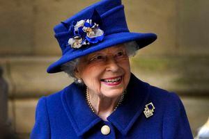 Reina Isabel II rechaza título de "Vieja del año"