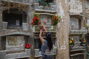 Coloridos arreglos florales se mezclan con la nostalgia al visitar el cementerio en el Día de la Madre