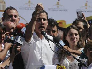 Juan Guaidó se declara presidente “encargado” de Venezuela