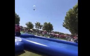 Un "Demonio de polvo" lanzó por los aires a un niño en una esfera de plástico: video aterrador