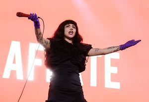 "No estén mamando con Interpol": Mon Laferte se molesta por abucheos durante festival