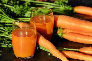 Jugo de zanahoria, manzana y naranja para fortalecer el sistema inmunológico