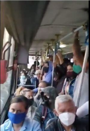Quito: Bus viajó totalmente lleno antes del toque de queda del sábado 22 de agosto
