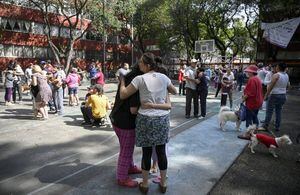 VIDEOS. Graban momento del fuerte sismo que sacudió México